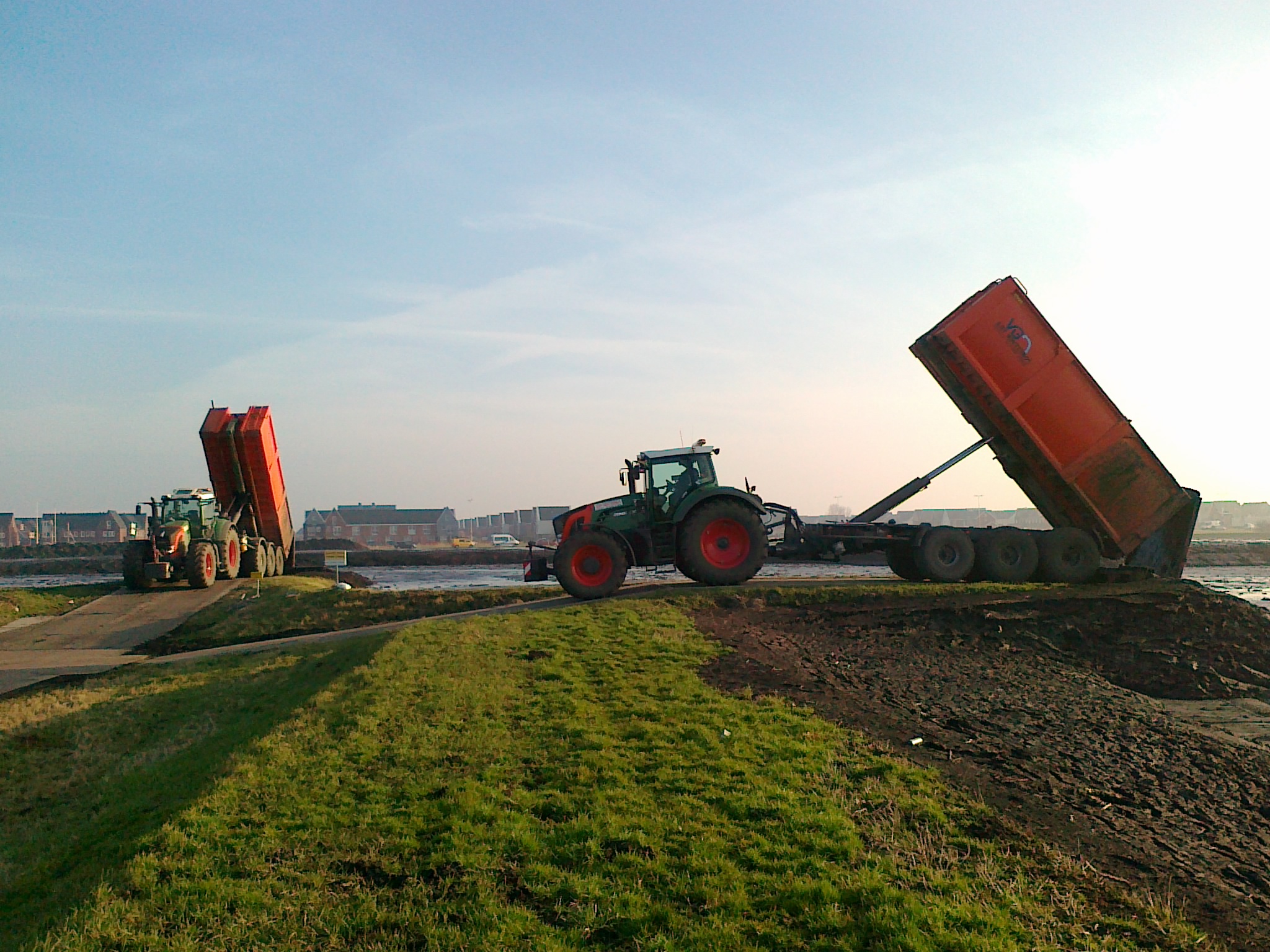 Met 6 trekkers in het baggertransport.