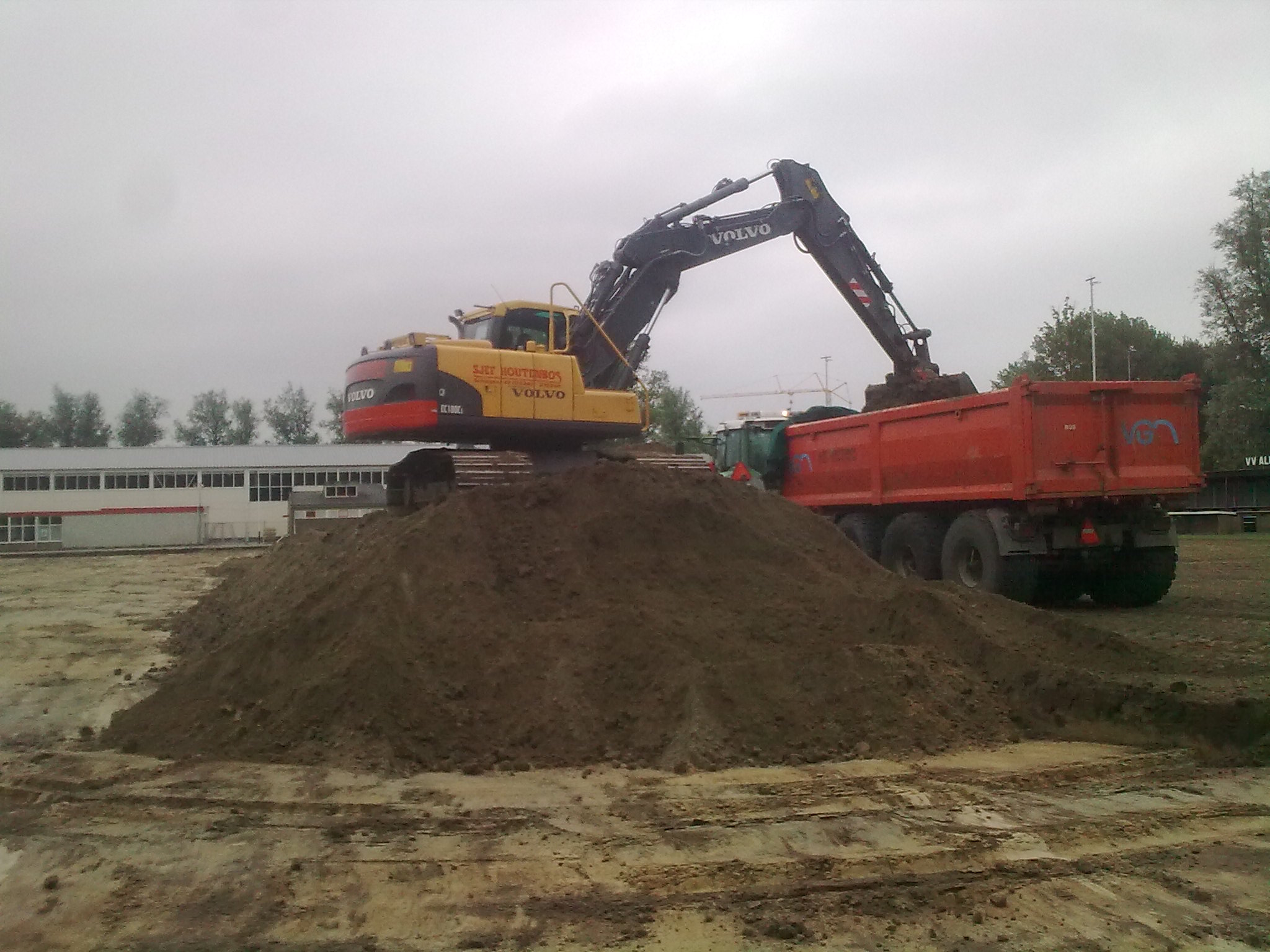 Aanleg kunstgrasveld vordert.