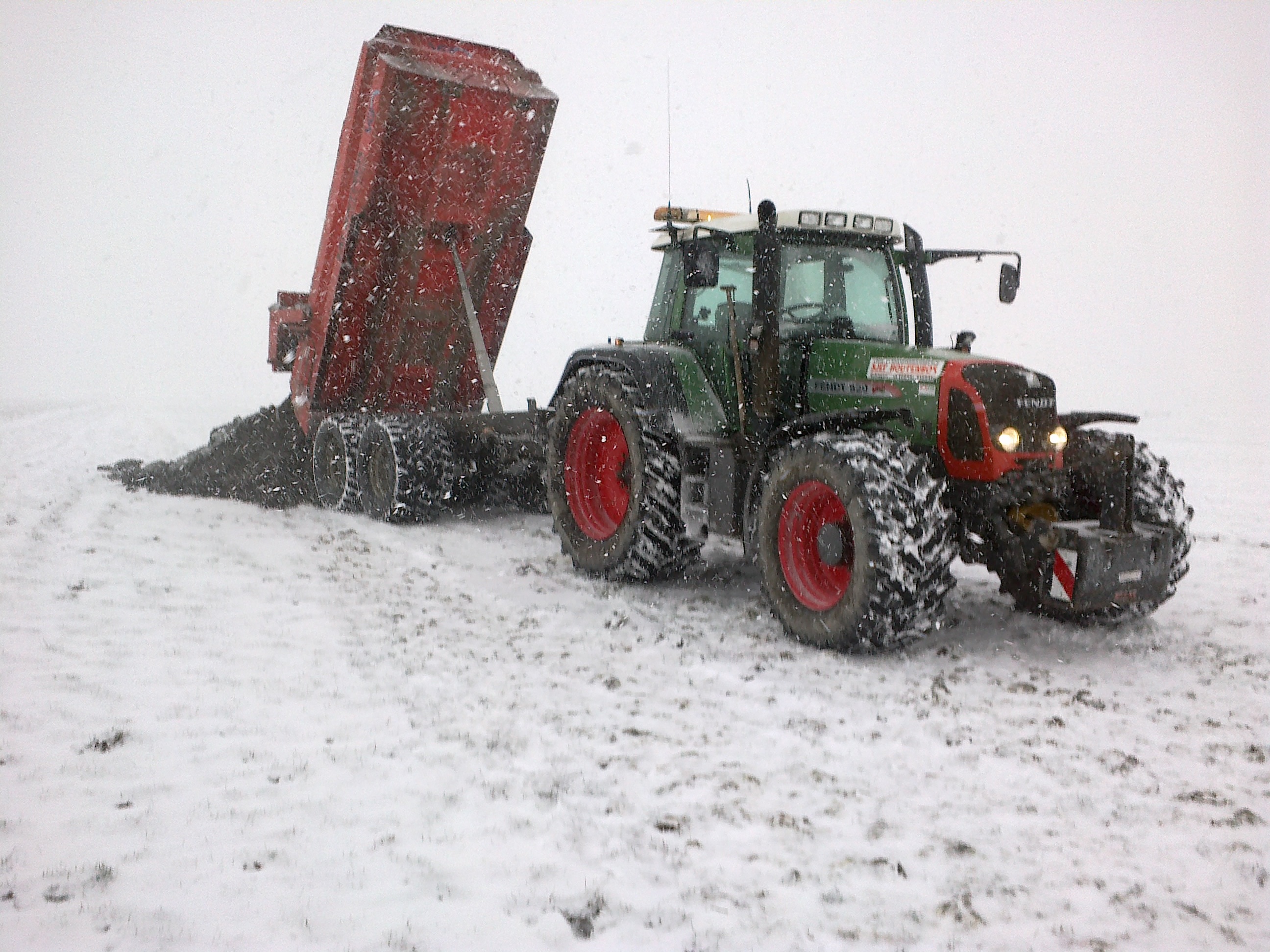 land ophogen in de sneeuw.