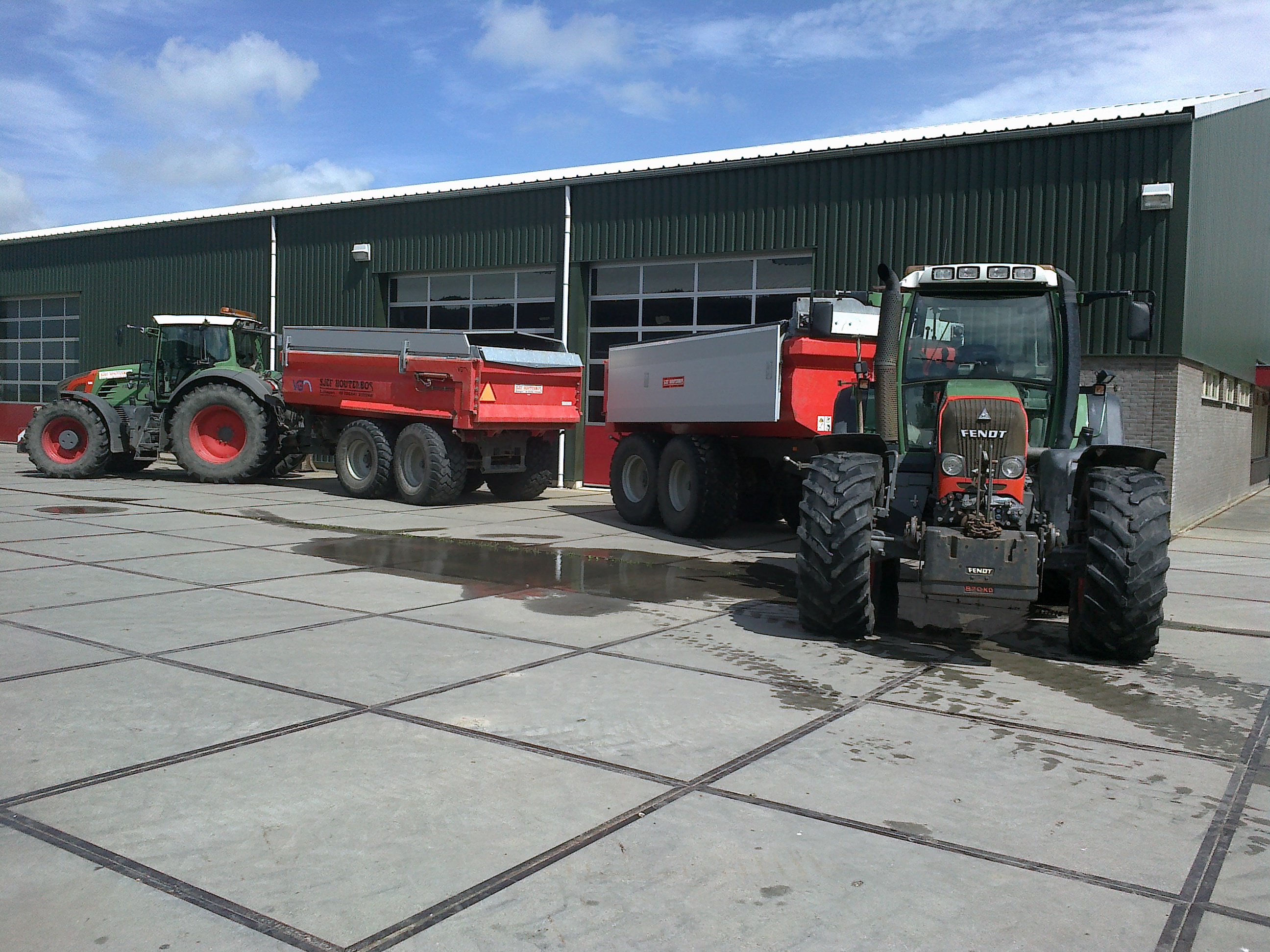 Kiepwagens uitgerust met kleppen.