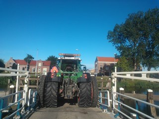 Passen en meten op de vlotbrug