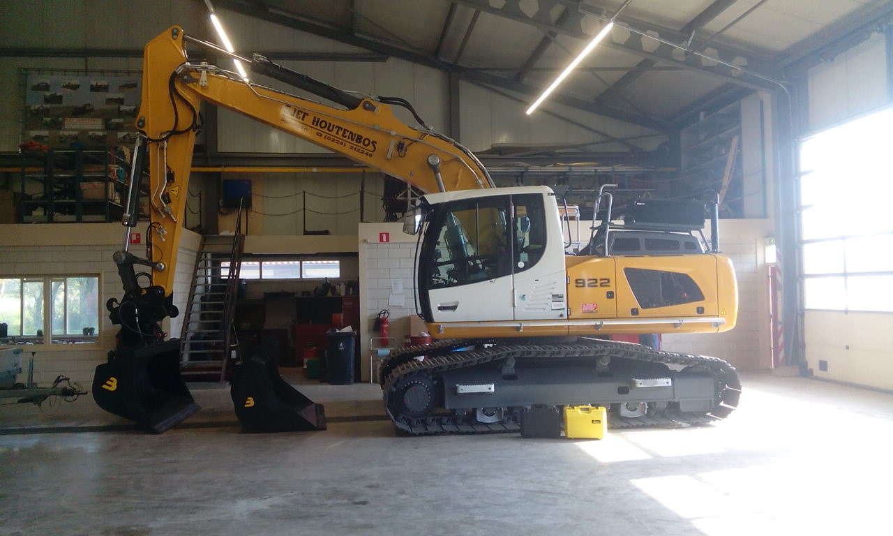 Nieuwe rupskraan Liebherr 922 voorzien van Leica 3D GPS