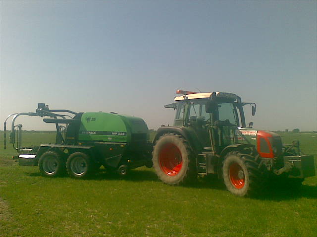 Deutz-Fahr rondebalenpers aangekomen